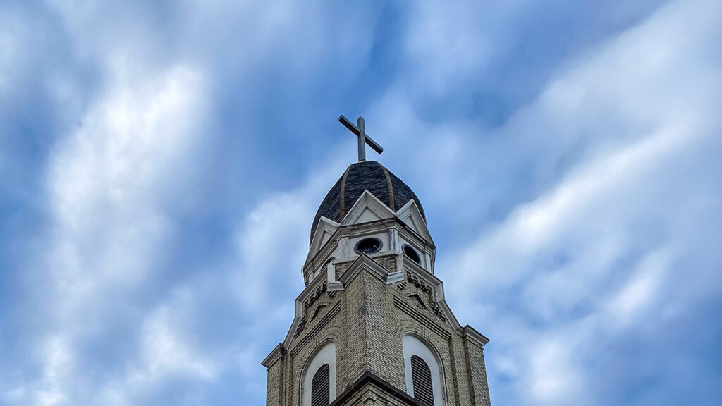 Eine Kirche wird gezeigt. Es geht um Kündigungen nach Kirchenaustritt.