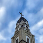 Eine Kirche wird gezeigt. Es geht um Kündigungen nach Kirchenaustritt.