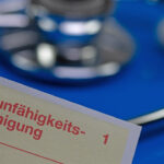 Arbeitsunfähigkeitsbescheinigung. Arbeitnehmer wird wegen einer Online-AU fristlos gekündigt.