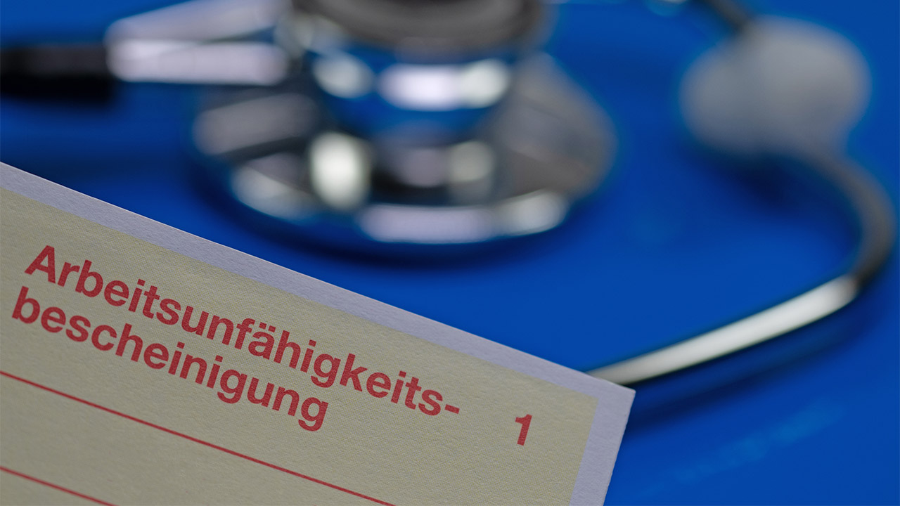 Arbeitsunfähigkeitsbescheinigung. Arbeitnehmer wird wegen einer Online-AU fristlos gekündigt.