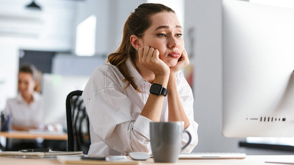 Datenerhebung zeigt: Hamburg Spitzenreiter bei unzufriedenen Arbeitnehmern - bild kuendigungsbereitschaft 1 Eine junge Frau starrt in den Monitor und denkt über eine Kündigung nach.