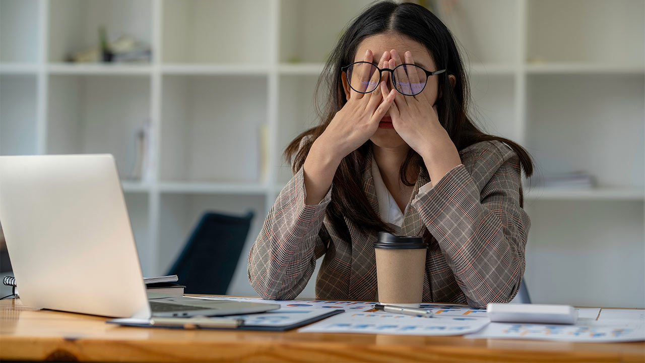 „Quiet Cracking“: Was verbirgt sich hinter diesem negativen Arbeitnehmer-Trend? - bild quiet cracking 1 Frau ist müder, antriebslos und abgeschlagen von der Arbeit – Quiet Cracking.