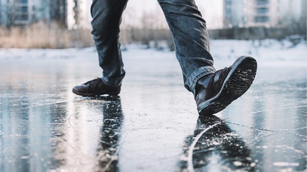 Bei Eisglätte zur Arbeit.