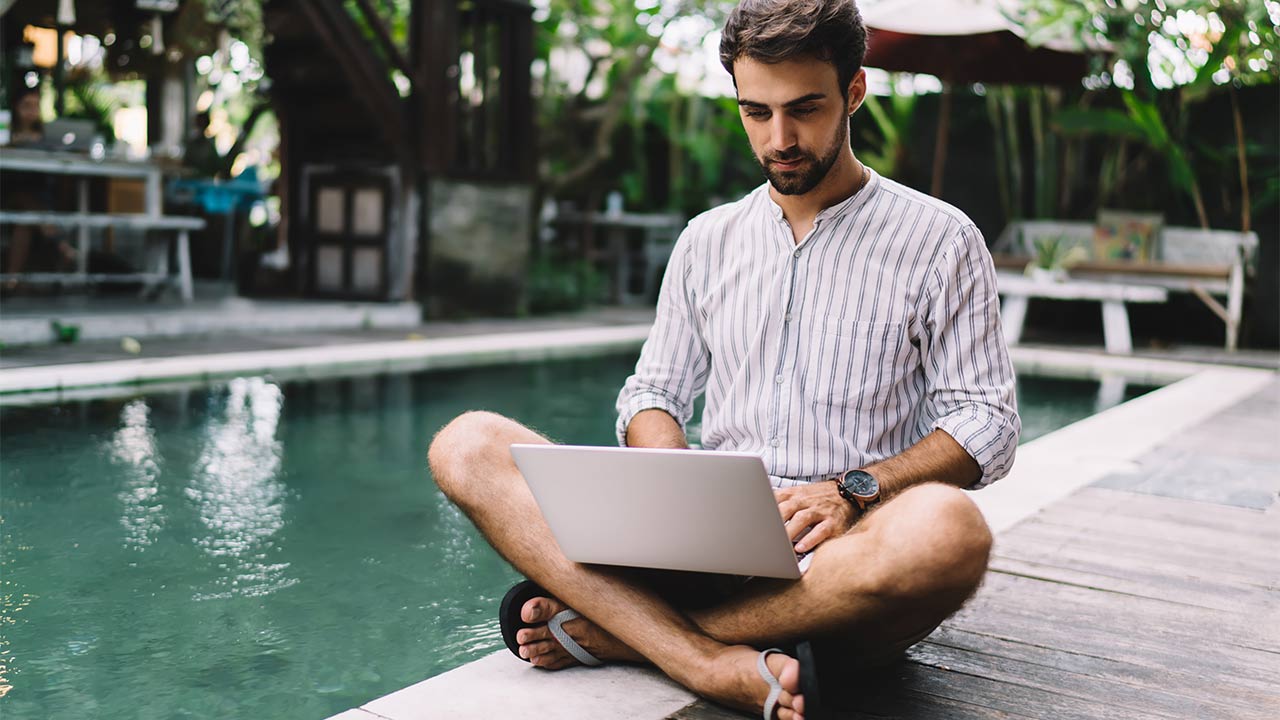 Die Sommer-Hochsaison beginnt: Was Arbeitnehmer bei der Urlaubsplanung beachten sollten - bild sommer urlaubsplanung 1 Homeoffice am Pool