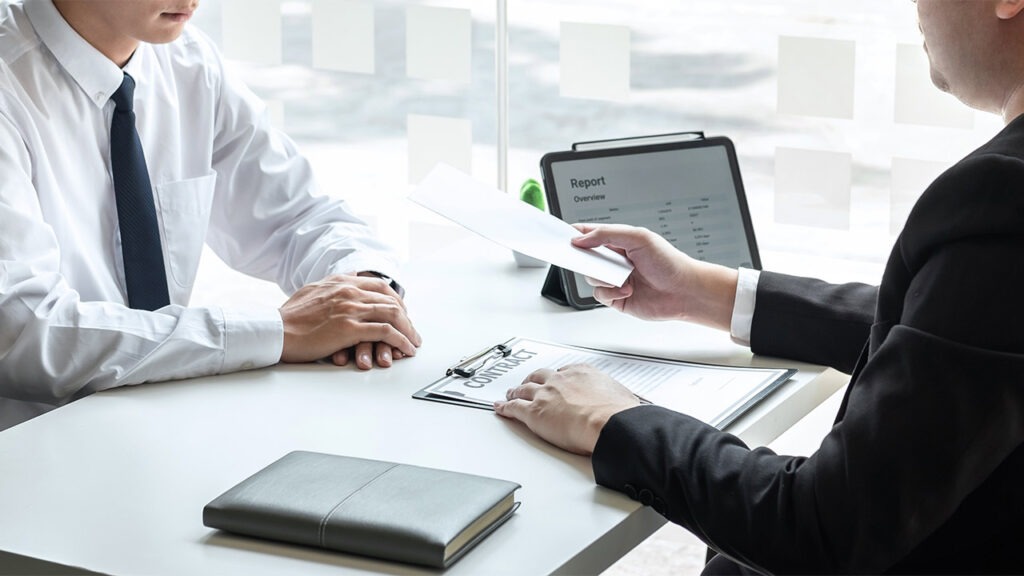 Voraussetzung einer außerordentlichen Kündigung. Ein Arbeitnehmer erhält eine außerordentliche Kündigung.