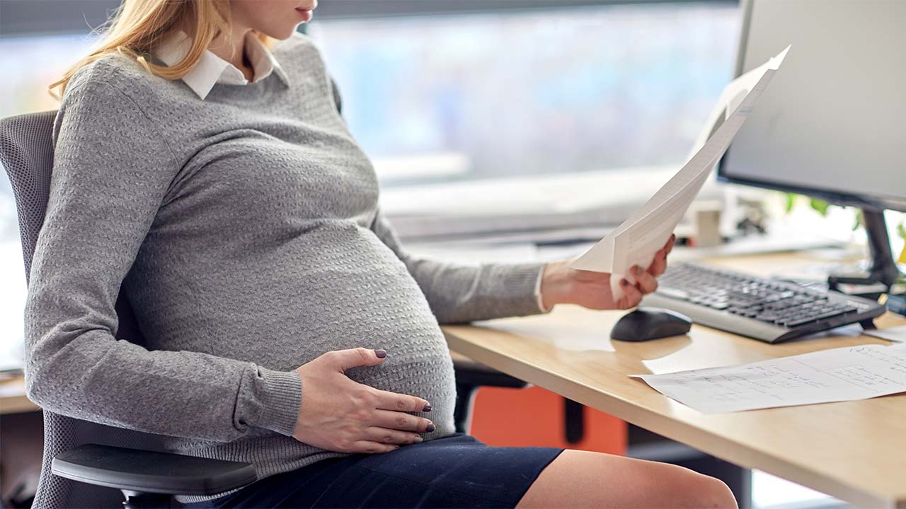 Rechtfertigt das Verschweigen einer Schwangerschaft bei der Bewerbung die Kündigung?