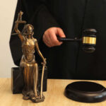 Bundesarbeitsgericht urteilt mit einem Hammer und Justizia über den gleichen Arbeitslohn, wie Vollzeitkräfte.