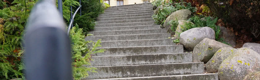 Treppe mit Geländer macht es Menschen mit Behinderung schwerer