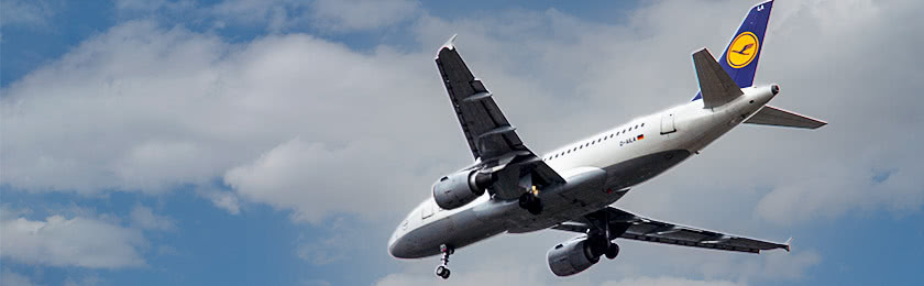 Flugzeug in der Luft, mit Dienstreisenden an Board