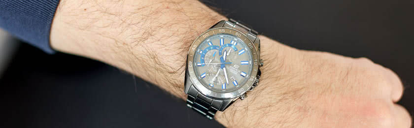 Ein Blick auf den Arm mit Armbanduhr. Der Beschäftigte hat sich häufig verspätet und hat den Arbeitsplatz zu früh verlassen.