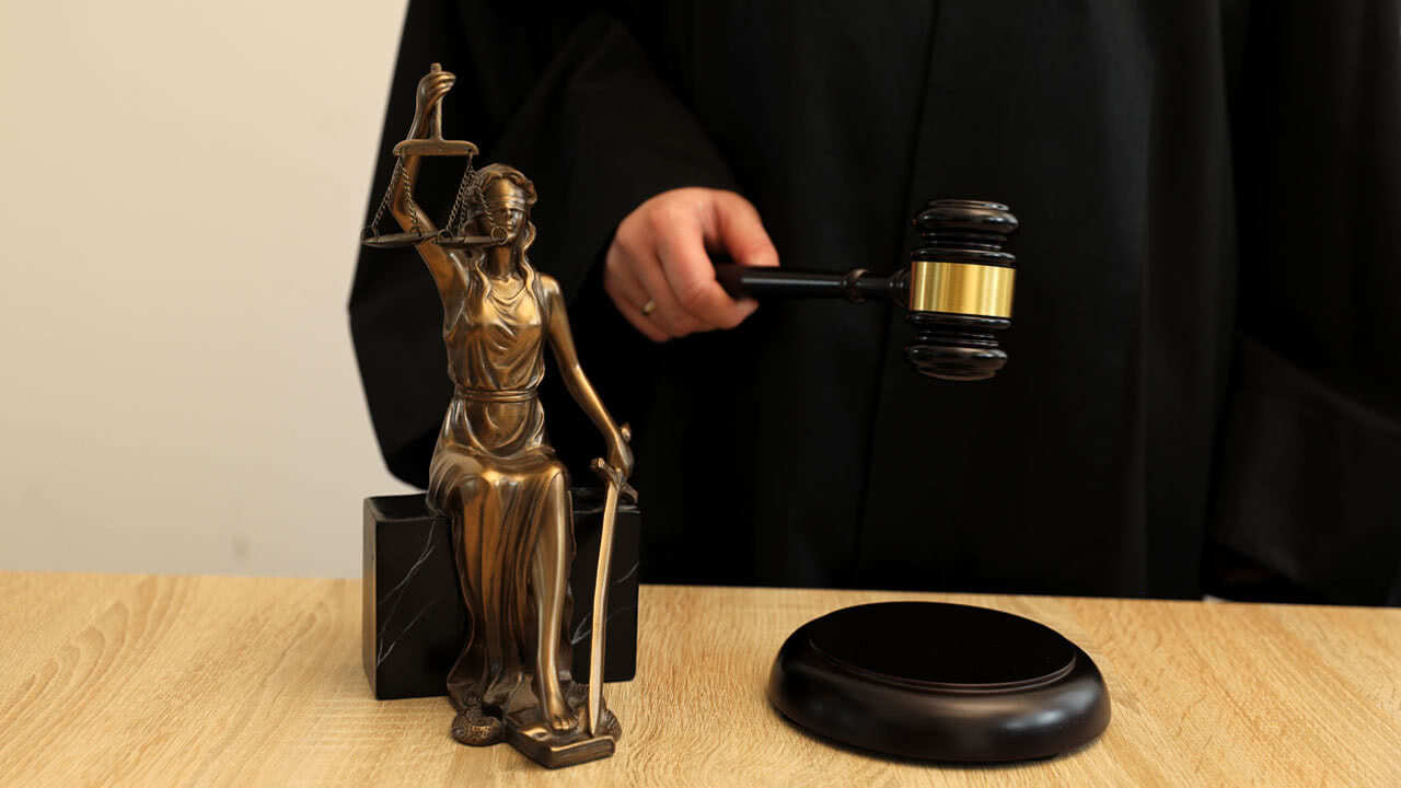 Richterin urteilt am Landesarbeitsgericht Köln zu einer Kündigung wegen schlechter Arbeitsleistung.