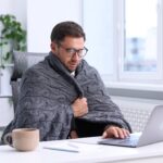 Wintereinbruch im Büro? Bei welchen Temperaturen der Arbeitgeber Maßnahmen ergreifen muss!