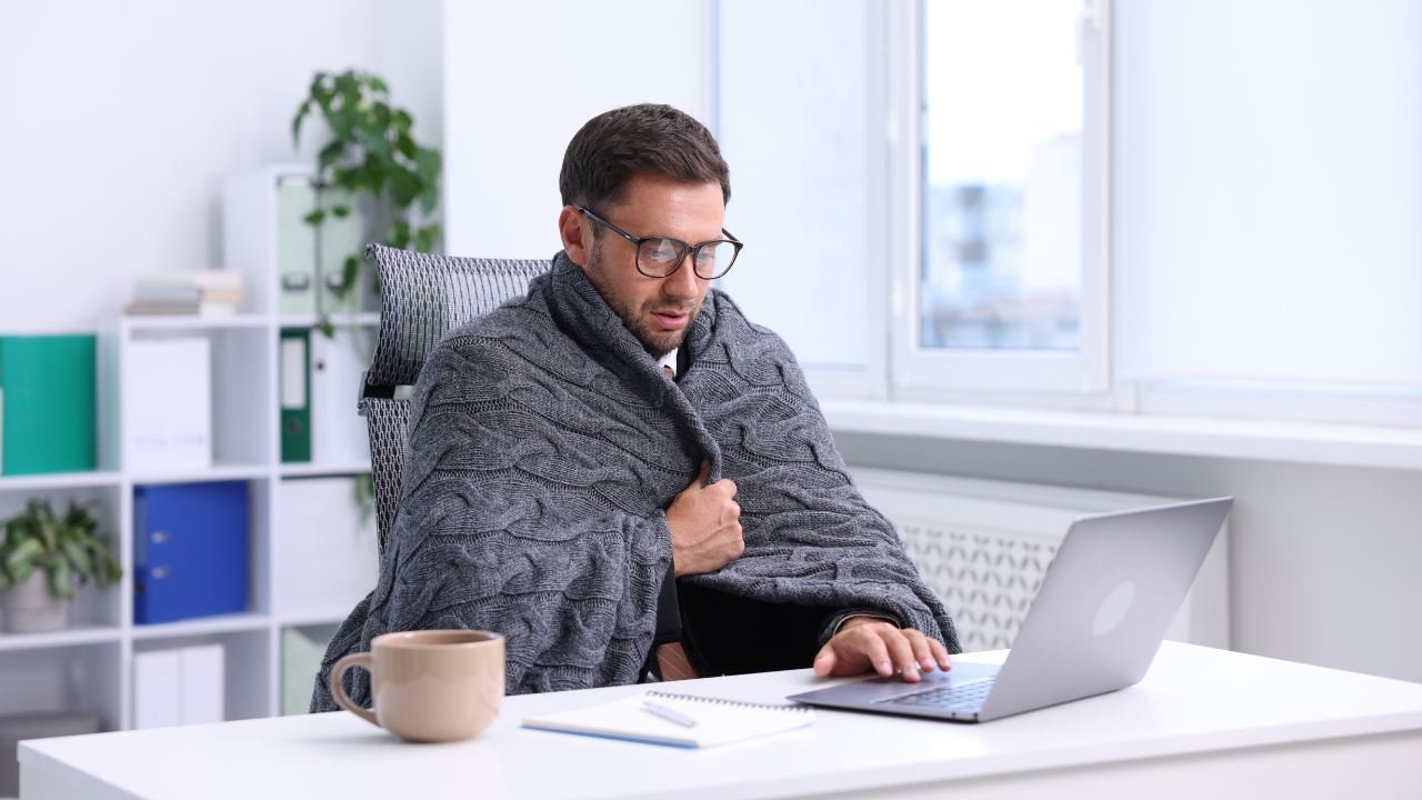 Wintereinbruch im Büro? Bei welchen Temperaturen der Arbeitgeber Maßnahmen ergreifen muss! - kaelte im buero Wintereinbruch im Büro? Bei welchen Temperaturen der Arbeitgeber Maßnahmen ergreifen muss!